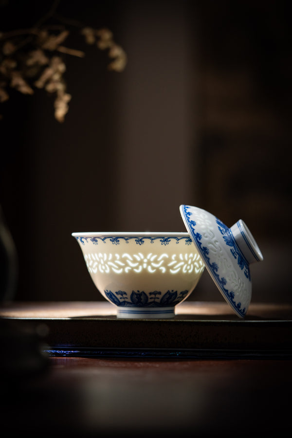 TENSI Kiln Lily Motif Blue-and-White Rice Grain Lidded Tea Bowl